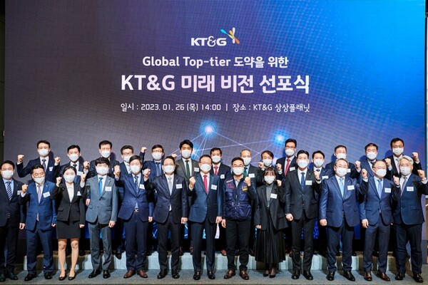 백복인 KT&G 사장(앞줄 가운데)과 임직원들이 26일 서울 성수동 상상플래닛에서 열린 'KT&G 미래 비전 선포식'에서 기념 촬영을 하고 있다. 사진=KT&G 제공