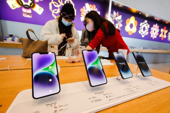 지난해 11월 7일 중국 베이징에서 시민들이 애플의 '아이폰 14' 제품을 구경하고 있다.EPA연합뉴스