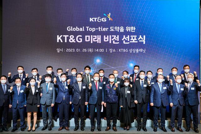 26일 서울 성동구 상상플래닛에서 열린 'KT&G 미래 비전 선포식'에서 백복인(앞줄 가운데) 사장을 비롯한 KT&G 임직원들이 기념 촬영을 하고 있다. KT&G 제공