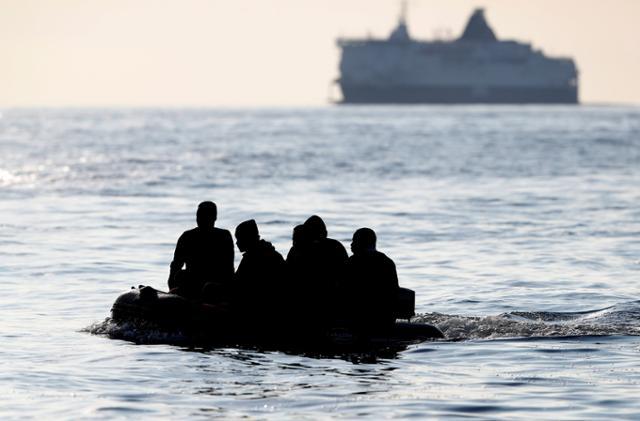 2021년 9월 프랑스 북부에서 출발한 난민들이 소형 고무보트를 탄 채 영불해협을 건너 영국으로 향하고 있다. 도버=로이터 연합뉴스