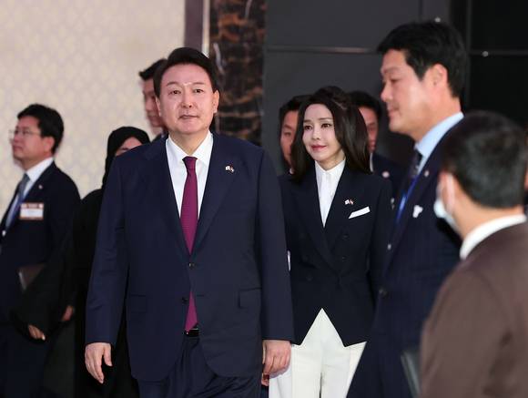 아랍에미리트(UAE)를 국빈 방문 중인 윤석열 대통령과 부인 김건희 여사가 16일 오후(현지시간) 아부다비 에티하드타워에서 열린 동행 경제인과의 만찬 간담회에 입장하고 있다.[사진=뉴시스]