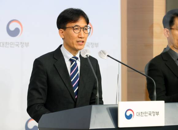 전병목 국민연금 재정추계전문위원장이 27일 오후 서울 종로구 정부서울청사 별관에서 제5차 국민연금 재정추계 시산결과 관련 브리핑을 하고 있다. [사진=뉴시스]