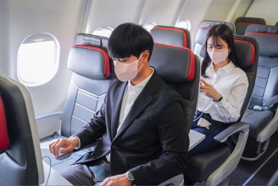 저비용항공사 승객은 출발 당일 저렴하게 ‘옆 좌석’을 구매할 수 있다. [사진 티웨이항공]