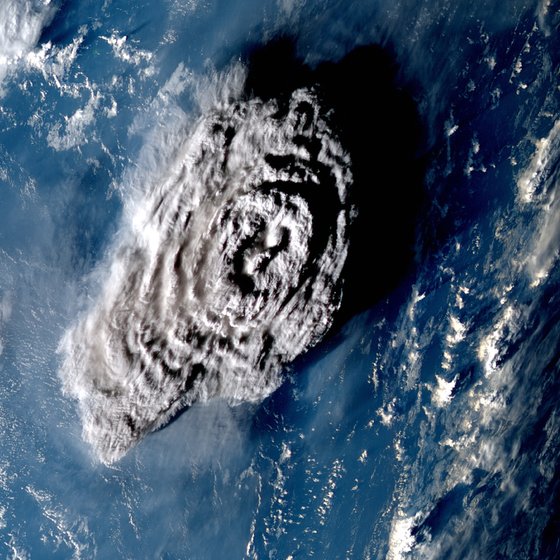해저 화산 통가-훙가-하파이가 분출하는 모습이 일본 인공위성에 포착됐다. 로이터=연합뉴스