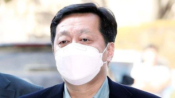 정진상 민주당 당대표실 정무조정실장이 18일 오후 서울 서초구 서울중앙지법에서 열린 영장실질심사에 출석하고 있다. 뉴스1