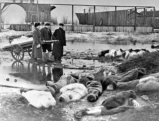 장정 3명이 히틀러의 레닌그라드 봉쇄로 사망한 사람들을 매장하는 작업을 하고 있다. 1942년 10월 1일 촬영한 사진이다. [사진 리아 노보스티]