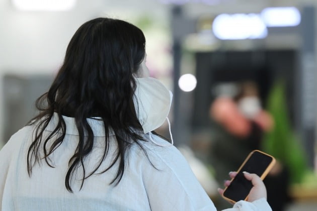 실내 마스크 착용 의무 해제가 오는 30일 시행되는 가운데 24일 인천공항에서 한 시민이 마스크를 벗은 채 이동하고 있다. /사진=연합뉴스