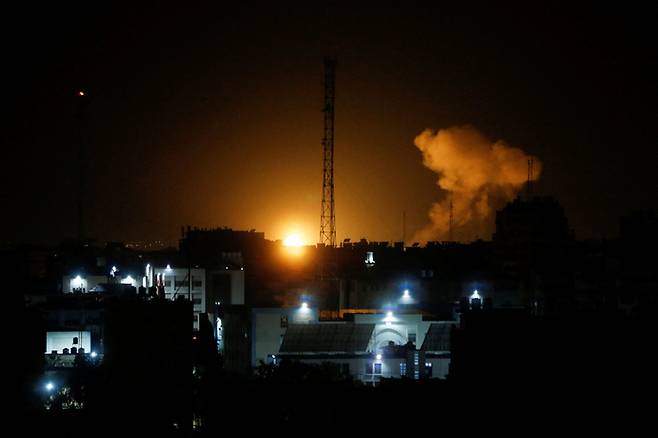 27일(현지시간) 이스라엘군의 공습으로 가자지구에 화염이 피어오르고 있다.  로이터연합뉴스