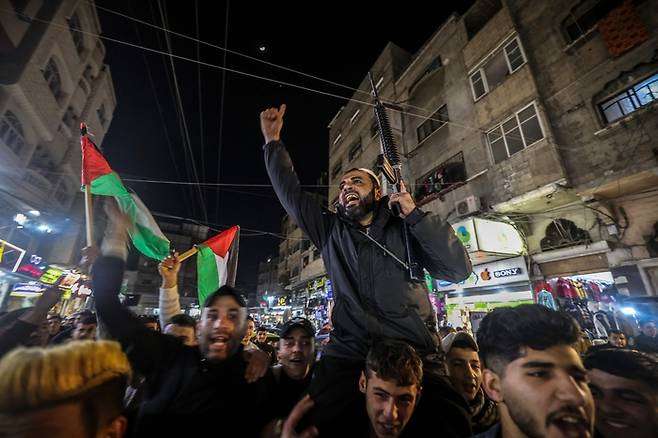요르단강 서안 북부 제닌의 난민촌에서 9명이 이스라엘군에 의해 사살된 것이 알려지자 분노한 팔레스타인인들이 가자지구에서 시위를 벌이고 있다. AFP연합뉴스