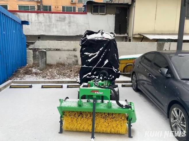 대전 지역에 많은 눈이 내린 26일, 이면 도로와 보도 등의 제설 작업을 위해 대전시에서 37억 원을 투입해 구입한 스마트 제설기가 포장된 체 내리는 눈을 맞고 있다.