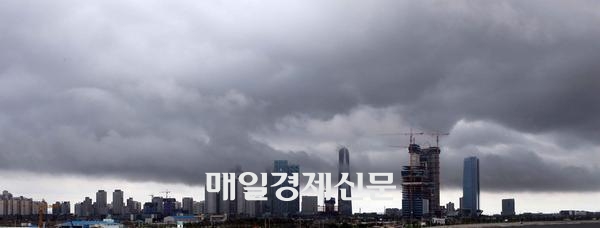 Korean business sentiment continues to worsen on economic uncertainties [Photo by MK DB]