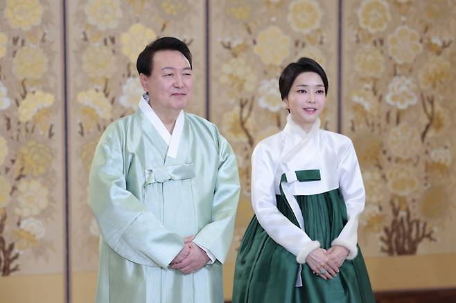 윤석열 대통령과 부인 김건희 여사가 설 명절을 맞아 서울 용산 대통령실 청사에서 새해 인사를 전하고 있다. 2023.1.21 [대통령실 제공]