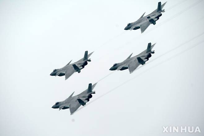 [주하이=신화/뉴시스] 8일 중국 최대 에어쇼인 주하이에어쇼(중국국제항공우주박람회)에서 4대의 스텔스 전투기 젠(J)-20이 편대를 이뤄 비행하고 있다. 2022.11.14