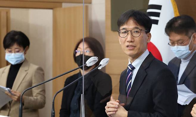 전병목 국민연금 재정추계전문위원회 위원장이 27일 정부서울청사 별관 브리핑룸에서 제5차 국민연금 재정추계 시산결과를 발표하고 질문에 답하고 있다. 연합뉴스