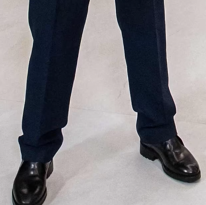 영국의 한 매체는 푸틴 대통령이 기념사진 촬영 중 ‘하이힐’을 신었다며, 아킬레스 건을 드러냈다고 평가했다