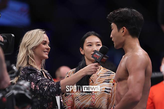 ▲ 로라 샌코는 폭발적인 경기력을 선보인 이정영에게 강한 인상을 받았다고 한다. ⓒ이교덕 기자