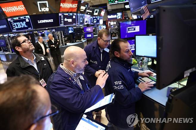 NYSE 입회장에 서 있는 트레이더들의 모습 [연합뉴스 자료사진]