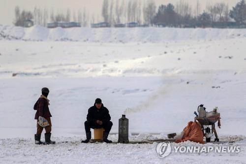 아프간 수도 카불의 강추위 속에서 차를 파는 남성. [EPA 연합뉴스 자료사진. 재판매 및 DB 금지]