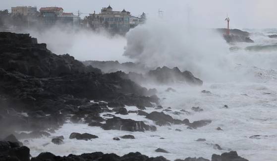 설 연휴 마지막 날인 24일 오전 제주시 용담동 해안에 강풍과 함께 거센 파도가 휘몰아치고 있다. 〈사진=연합뉴스〉