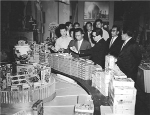 박정희 대통령 내외가 1966년 7월 7일 열린 전국 상품 전시회에 참석해 전시품목을 관람하고 있다(사진 e영상역사관)