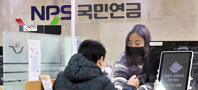 27일 서울 중구 국민연금공단 종로중구지사에서 한 시민이 상담하고 있다. 국민연금 5차 추계 결과, 연금 개혁이 없다면 2078년에는 월소득의 35%를 국민연금 보험료로 납부해야 하는 것으로 나타났다. /연합뉴스