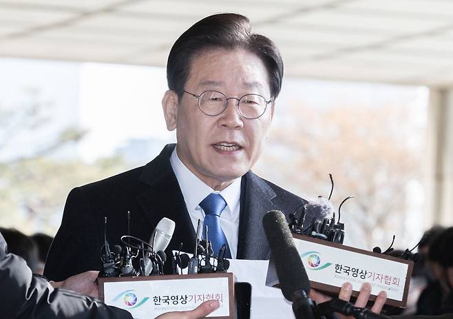 이재명 더불어민주당 대표가 대장동 개발 특혜 의혹 사건 관련 검찰 조사를 받기 위해 28일 오전 서울 서초구 서울중앙지방검찰청에 출석하며 입장을 말하고 있다./뉴스1