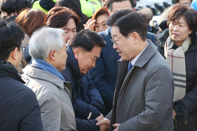 '위례·대장동 개발 의혹'과 관련해 검찰의 소환조사 통보를 받은 더불어민주당 이재명 대표가 28일 오전 서울 서초구 서울중앙지방검찰청에 출석하기 전 더불어민주당 의원들과 인사를 나누고 있다./연합뉴스