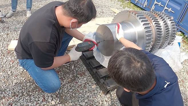 2021년 7월 경기 고양시 창고를 찾은 부산세관 수사팀 직원들이 은닉한 마약을 찾기 위해 헬리컬 기어 가운데에 구멍을 뚫고 있다. 당시 이곳에서는 총 404kg 분량의 필로폰이 발견됐다.