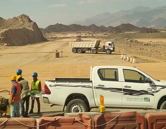 사우디아라비아 북서부 타부크에 위치한 한 도로에서 공사가 진행되고 있다. 이 도로는 네옴시티 사업지로 이어진다. /뉴스1