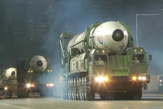 지난해 4월 평양에서 열린 열병식에 등장한 북한 대륙간탄도미사일 '화성-17형'. 사진=노동신문 캡처