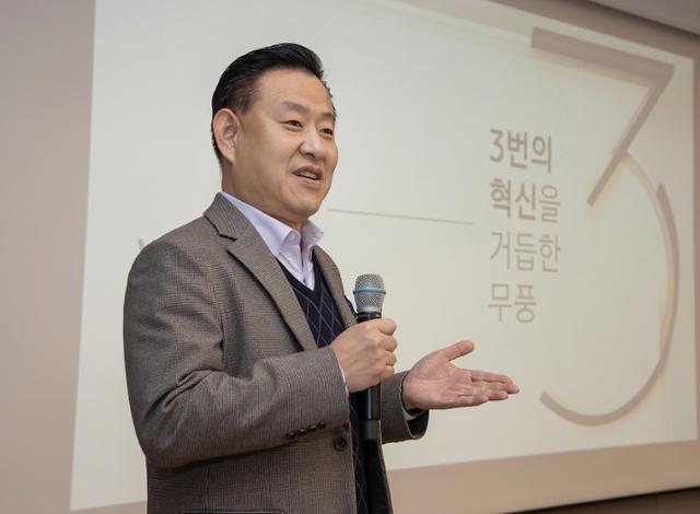 최영준 삼성전자 생활가전사업부 상무가 26일 서울 삼성전자R&D센터에서 새로 출시한 에어컨을 소개하고 있다. 삼성전자 제공