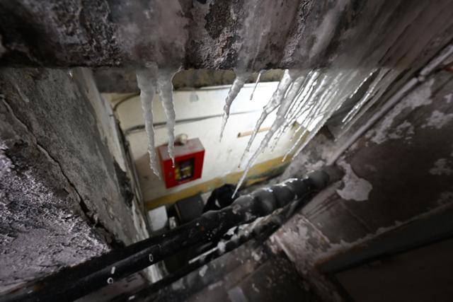 26일 서울 용산구 동자동 쪽방촌에 고드름이 얼어붙어 있다. 고영권 기자