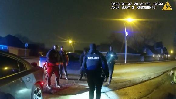 27일(현지시간) 미국 테네시주 멤피스시에서 공개한 영상. 타이어 니콜스에 대해 잔혹한 공격을 가한 후 경찰관들이 이야기하는 모습. [사진=AP/뉴시스]