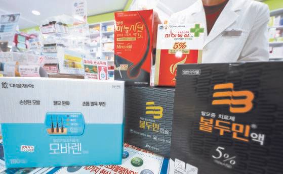 지난해 1월 6일 서울 종로구 한 약국에 판매중인 탈모약이 놓여 있다. 연합뉴스