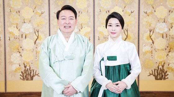 윤석열 대통령과 부인 김건희 여사가 서울 용산 대통령실 청사에서 계묘년 설 명절 인사를 하고 있다. 뉴시스