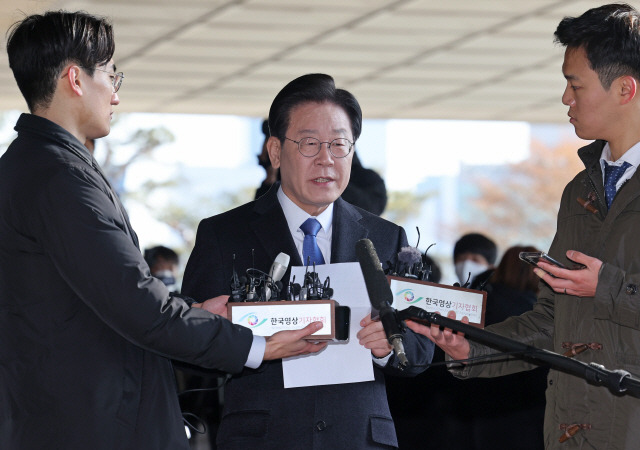 ▲ 더불어민주당 이재명 대표가 28일 오전 서울 서초구 서울중앙지검에 위례 신도시·대장동 개발사업 비리 의혹과 관련한 검찰 소환 조사를 위해 들어서며 발언하고 있다.연합뉴스