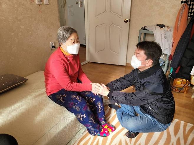 안철수 국민의힘 의원이 28일 서울 관악구의 한 다세대 주택을 방문해 독거노인을 위로하고 있다. [사진출처=안철수 의원 페이스북]