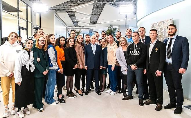 이달 25일 모스크바주립대를 방문한 블라디미르 푸틴 러시아 대통령이 학생들과 기념촬영을 하고 있다. [사진 출처 = 크렘린궁]