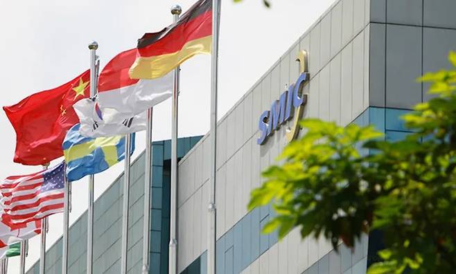 중국 최대의 반도체 파운드리 업체 SMIC 정면에서 중국과 각국 국기가 휘날리고 있다.  / 사진 = 바이두
