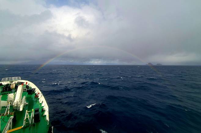 독도를 비롯해 통해(바다) 수호를 위해 해상경비를 맡은 동해해양경찰서 소속 삼봉호(5001함)가 4일 독도 앞바다에 예쁜 무지개가 뜬 것을 촬영했다. [연합]