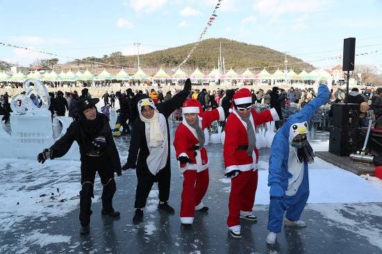 산타복 입고 소한이와 대한이가 축제장 왔어요 (안동시 제공)