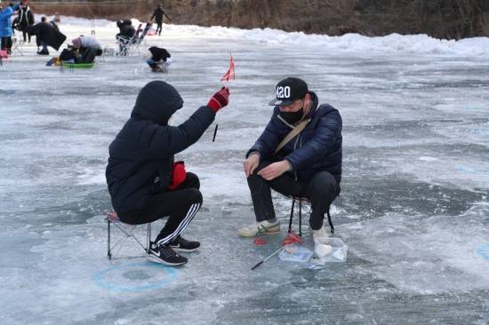 아빠와 함께 빙어 낚시 삼매경(안동시 제공)