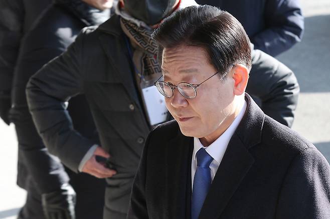 '위례·대장동 개발 의혹'과 관련해 검찰의 소환조사 통보를 받은 더불어민주당 이재명 대표가 28일 오전 서울 서초구 서울중앙지방검찰청에 출석하기 위해 차에서 내려 이동하고 있다.[연합]