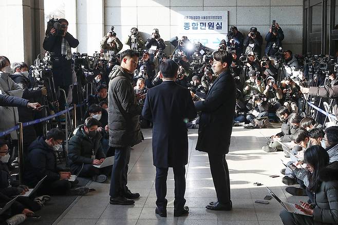 '위례·대장동 개발 의혹'과 관련해 검찰의 소환조사 통보를 받은 더불어민주당 이재명 대표가 28일 오전 서울 서초구 서울중앙지방검찰청에 출석하기 전 취재진 질문에 답하고 있다. [연합]