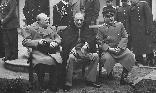 소련 문서고에서 새로 공개된 자료와 인터뷰 등을 바탕으로 스탈린의 전쟁 리더십을 새롭게 조명한 책이 나왔다. 책은 스탈린이 잔혹한 독재자인 것은 분명하지만, 독일과 전쟁을 승리로 이끈 군사 지도자였고, 전후엔 냉전보다는 평화를 선택했다고 분석한다. 사진은 1945년 2월 얄타 회담 모습. 출판사 제공
