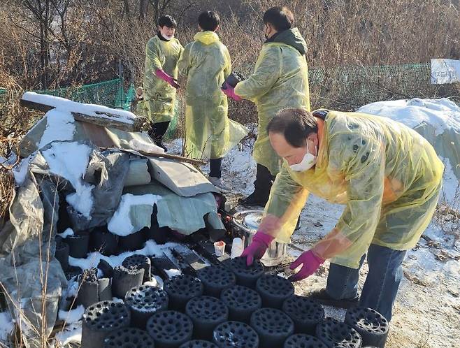 2022년 12월 구리 저소득 세대에 연탄 지원·배달 [경기사랑봉사회 제공. 재판매 및 DB 금지]