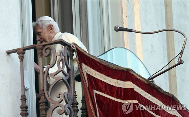 2013년 2월 신자들에게 인사한 뒤 돌아서는 베네딕토 16세 전 교황 [AP=연합뉴스 자료사진. 재판매 및 DB 금지]