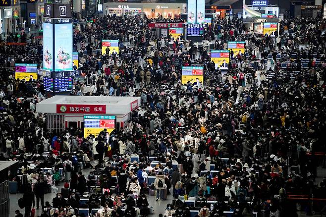 중국 최대 명절인 춘제(春節·설)를 앞둔 지난 18일 상하이 훙차오역이 탑승객들로 붐비고 있다. (사진=로이터 연합통신)
