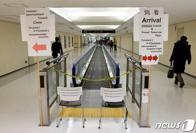 12일(현지시간) 일본 도쿄 나리타 국제공항에 도착한 중국 다롄발 항공기 탑승객이 코로나19 진단 검사 구역으로 이동하고 있다. 2023.01.12 ⓒ 로이터=뉴스1 ⓒ News1 정윤미 기자