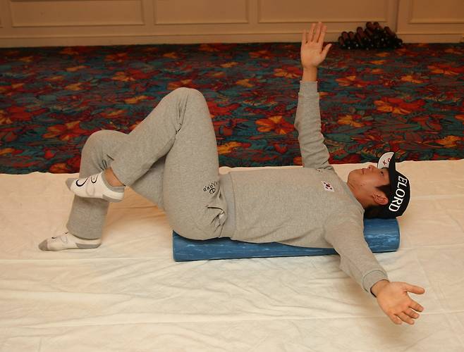 폼 롤러를 이용해 전신 균형과 상체 근육 강화를 강화하는 모습.  대한골프협회 제공